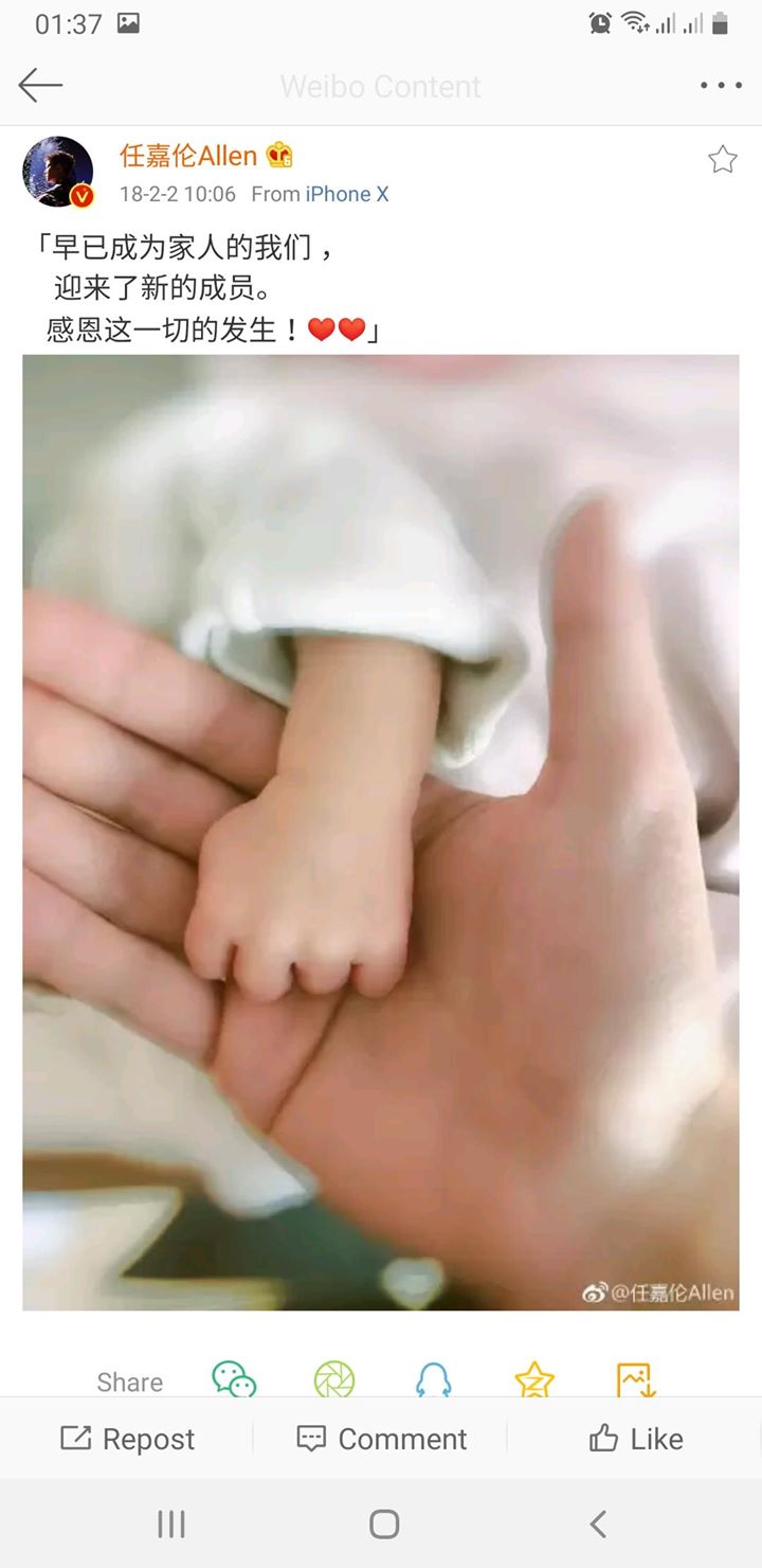 Nam diễn viên còn khoe con của mình trên mạng xã hội