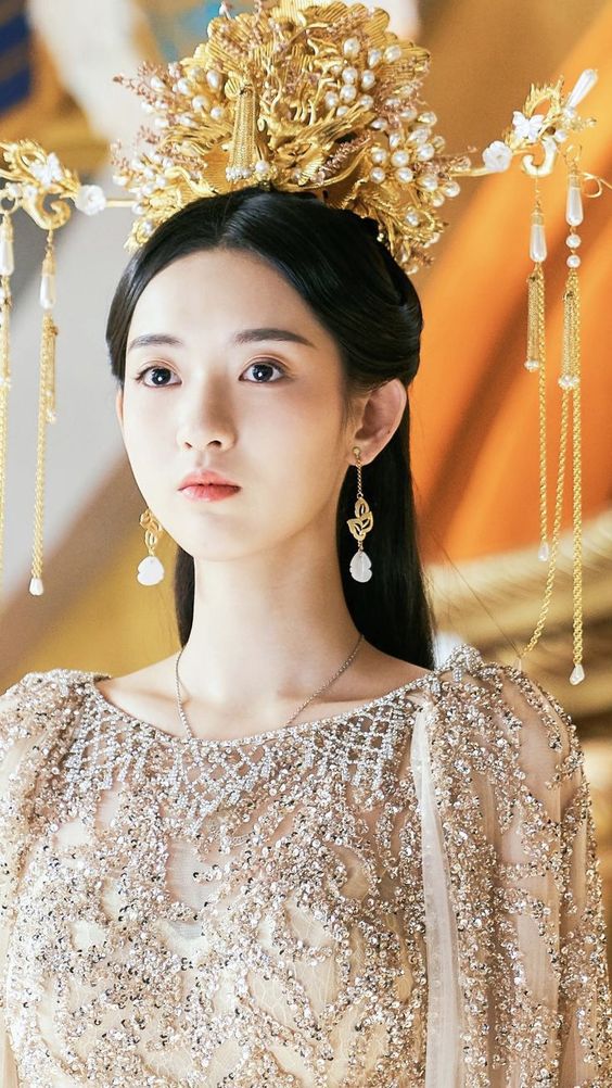 Vương Ngọc Văn không làm cho người hâm mộ thất vọng với tạo hình cổ trang trong Cửu Châu Hộc Châu Phu Nhân. Kết hợp với nhan sắc xinh đẹp và phụ kiện trên đầu khiến Vương Ngọc Văn cao quý không có chỗ nào chê.