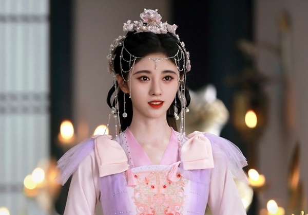 'Mỹ nữ 4000 năm' Cúc Tịnh Y thì không bao giờ chịu làm hình ảnh của mình xấu đi nên chắc chắn sẽ không có chuyện bị dìm trong tạo hình 'sương sa hạt lựu'.