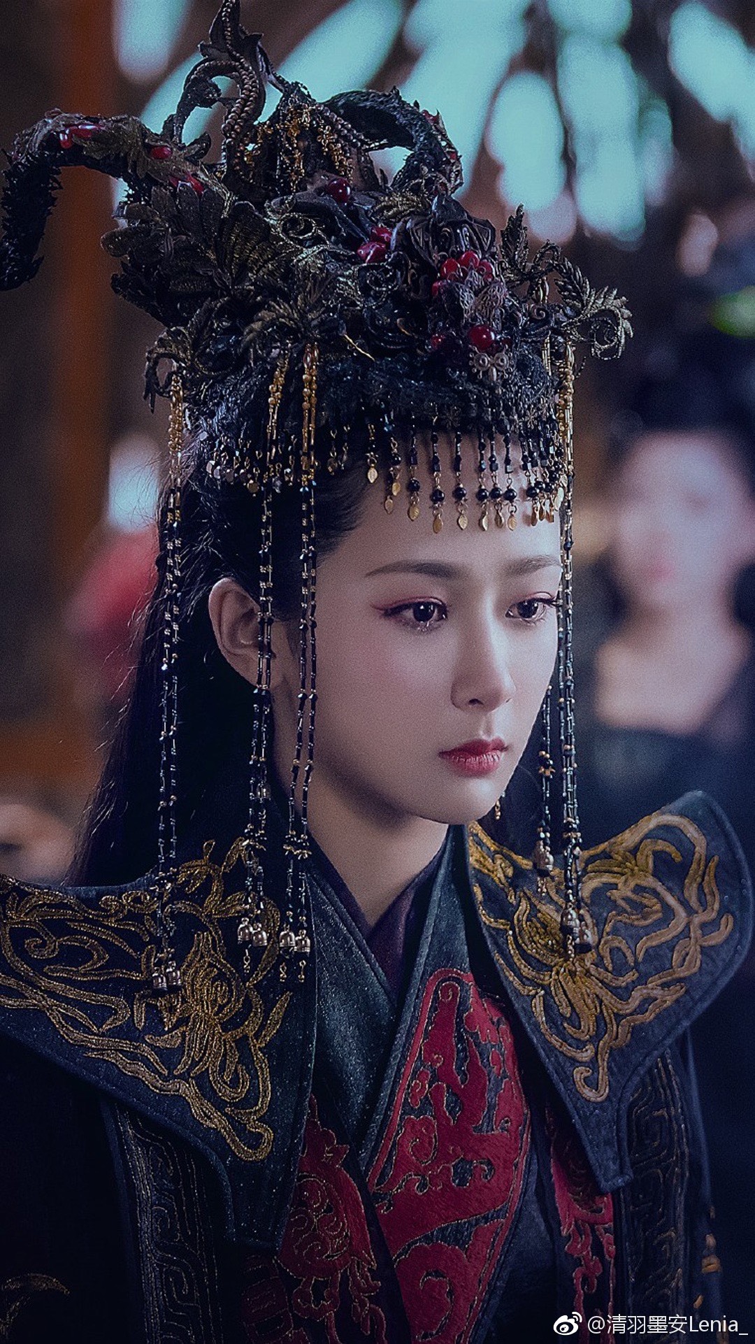 Dương Tử vốn là nữ diễn viên không chỉ diễn xuất giỏi mà nhan sắc cũng xinh đẹp của showbiz Hoa ngữ. Dù đội trên đầu đống hạt trong tạo hình cô dâu cổ trang ở 'Hương mật tựa khói sương', Dương Tử vẫn toát lên khí chất lạnh lùng khiến nhiều người hết lời khen ngợi.