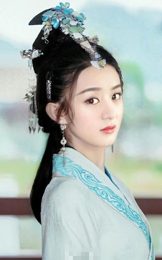 Triệu Lệ Dĩnh cũng không thua kém bất kỳ mỹ nhân nào khi khoe sắc với tạo hình cổ trang kèm theo đống 'sương sa hạt lựu' trên đầu làm tăng khí chất sang chảnh, cao quý như tiểu thư nhà quan.