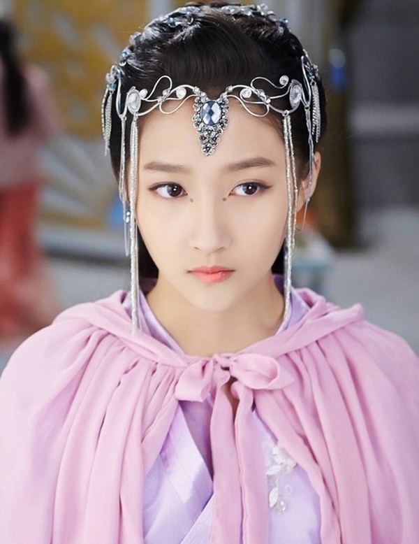 Quan Hiểu Đồng không hổ là khuê nữ quốc dân. Sở hữu nét đẹp dịu dàng, Quan Hiểu Động chỉ cần tạo hình nhẹ với phụ kiện trên đầu cũng khiến nhiều người mê đắm.