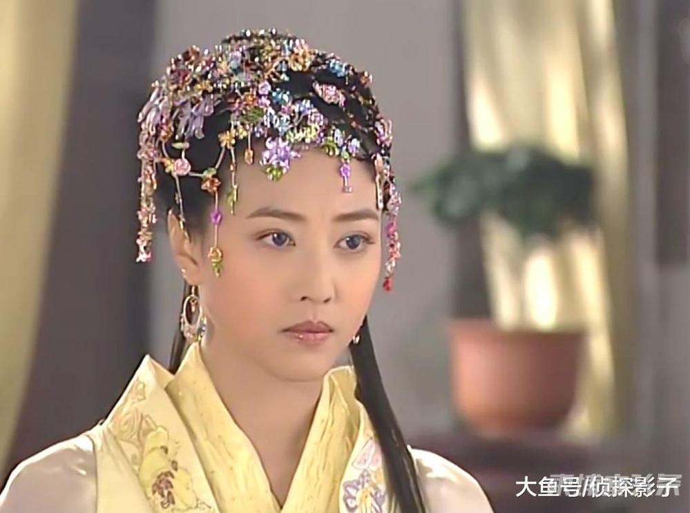 Tuy nhiên, đến trùm cuối Châu Hải My khi tạo hình trong Thần Quỷ Bát Trận Đồ lại khiến khán giả ngán ngẩm. Vốn sở hữu nhan sắc xinh đẹp nhưng đội đống hạt ngọc đầy màu sắc trên đầu khiến Châu Hải My nhìn như nhà giàu mới nổi thậm chí mất hết vẻ đẹp đài các, thay vào đó là hình ảnh tục tằn, thô thiển.