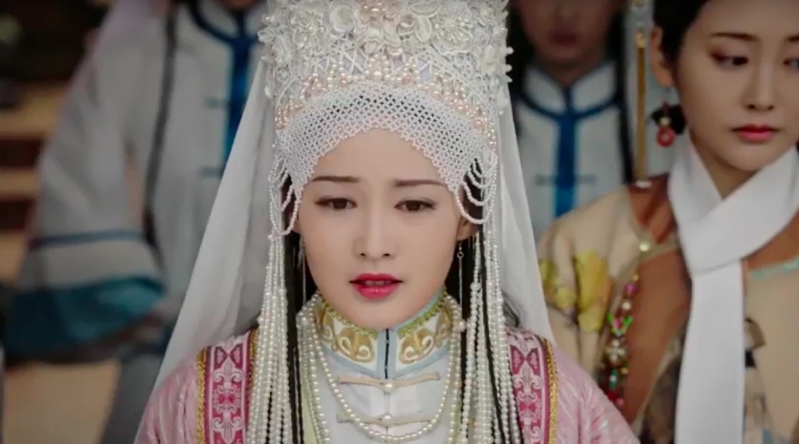 Phong cách tạo hình lạ của Lý Thấm khiến nhiều người chú ý. Dù phủ kín đầu bởi những loại hạt như sợ không ai biết mình giàu nhưng Lý Thấm vẫn có thừa khí chất và nhan sắc xinh đẹp để tạo ấn tượng với khán giả.