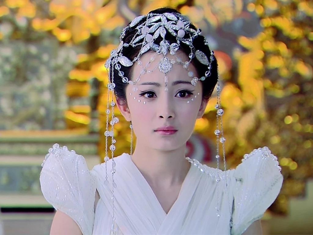 Dù đội trên đầu đống 'châu báu', 'ngọc ngà' nhưng Dương Mịch vẫn thể hiện nhan sắc xinh đẹp cùng khí chất như tiên tử.