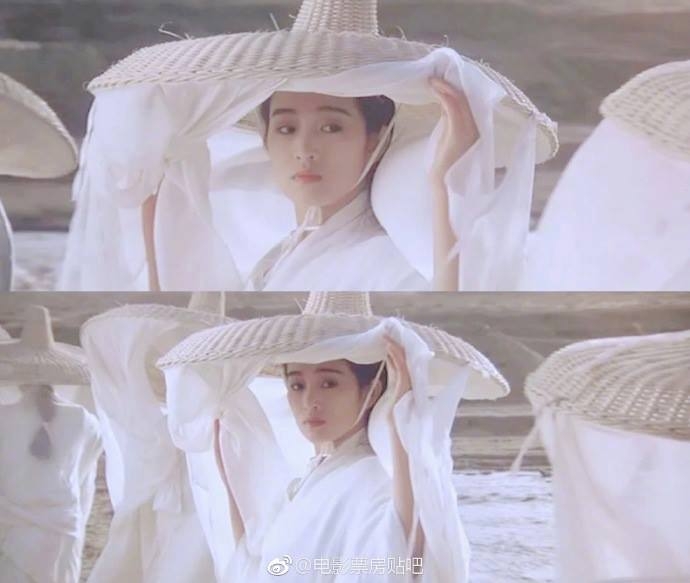 Trùm cuối chắc chắn phải nhắc đến chị đại Củng Lợi. Không hổ là một trong những 'tứ đại mỹ nhân hiện đại' thế hệ 2 tại Trung Quốc thậm chí còn được báo Tây dành lời khen ngợi là mỹ nhân đẹp nhất phương Đông. Dù từng bị gán mác là hồ ly cướp chồng nhưng không thể phủ nhận nhan sắc xinh đẹp của Củng Lợi nhất là tạo hình với chiếc mũ đấu lạp giống như mỹ nhân bước ra từ trong tranh.