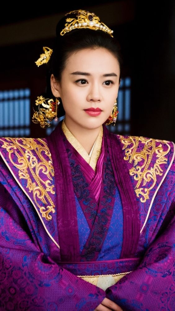 Chắc chắn phải dành lời khen cho Ảnh hậu Mã Tư Thuần. Không chỉ sở hữu nhan sắc động lòng người nhưng Mã Tư Thuần với tạo hình màu tím cùng thần thái uy nghiêm khiến khán giả không thể rời mắt.