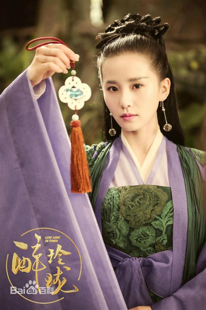 Lưu Thi Thi vốn là mỹ nhân có vẻ đẹp thanh thuần nhất màn ảnh Hoa ngữ. Xuất hiện trong trang phục cổ trang màu tím nhẹ nhàng, Lưu Thi Thi hút hồn khán giả với vẻ đẹp đài các, cao quý.