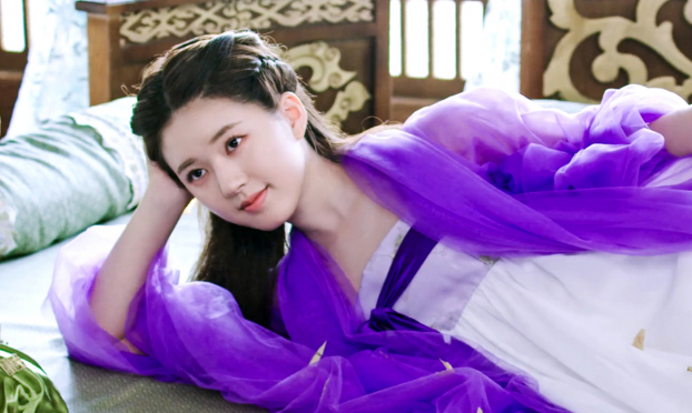 Triệu Lộ Tư không hổ là 'thánh nữ xuyên không' khi nhan sắc của cô nàng cực kỳ phù hợp với những tạo hình cổ trang. Không chỉ màu trắng, màu đỏ mà đến trang phục màu tím cũng nổi bật vẻ đáng yêu của nữ diễn viên.