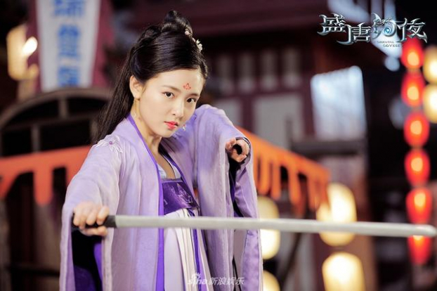 Ngô Thiến cũng là mỹ nhân xinh đẹp với tạo hình 'tử y cô nương' khi xuất hiện trong phim 'Thịnh Đường Huyễn Dạ'.