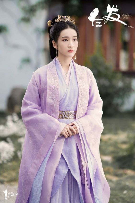 Trương Tuyết Nghênh cực kỳ thần thái cao quý khi diện trang phục cổ trang màu tím trong 'Bạch phát vương phi'.