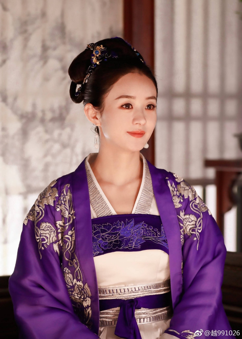 Triệu Lệ Dĩnh cũng vô cùng đằm thắm trong trang phục cổ trang màu tím. Sở hữu nhan sắc xinh đẹp, Triệu Lệ Dĩnh đúng phong cách quý phu nhân nhà quyền quý.