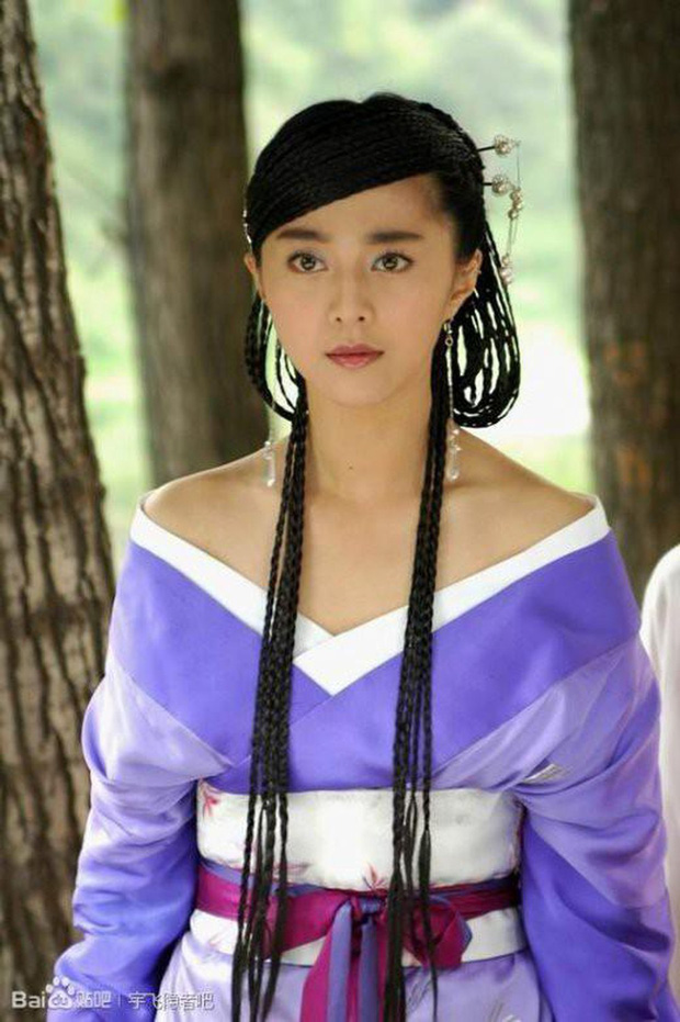 Phạm Băng Băng cũng gợi cảm và quyến rũ trong trang phục màu tím trễ vai.