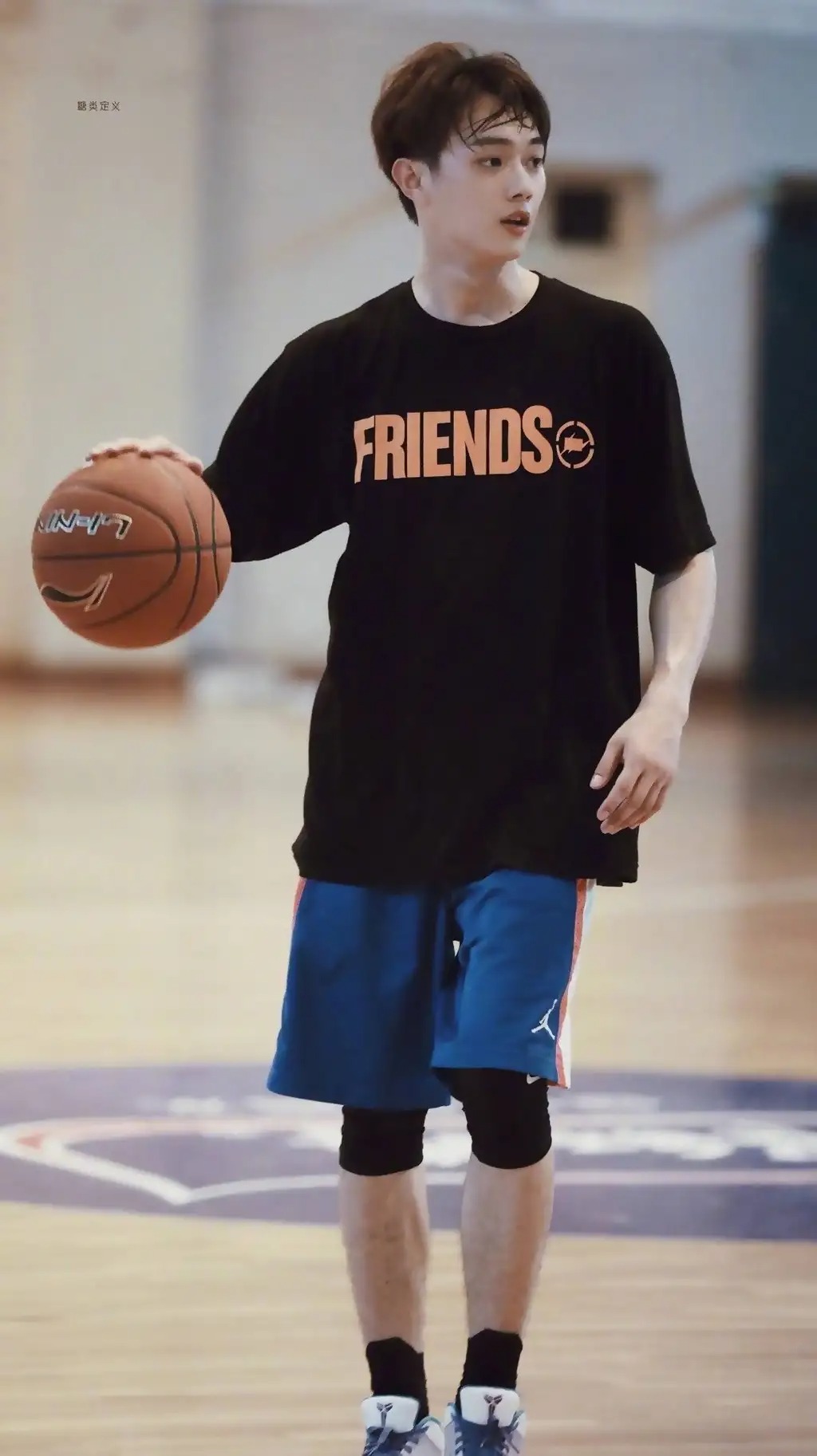 Hứa Khải cũng là mỹ nam Cbiz có lực sát thương rất lớn với người hâm mộ. Sở hữu ngoại hình điển trai cùng chiều cao nổi bật, Hứa Khải luôn khiến hội chị em 'xỉu lên , xỉu xuống' vì bức ảnh chơi bóng rổ.