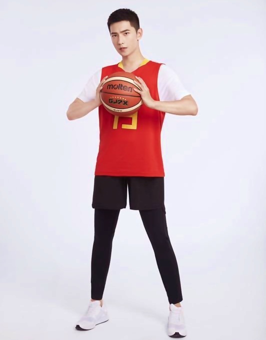 Dương Dương cũng là một trong tứ đại lưu lượng của Cbiz. Sở hữu nhan sắc xinh đẹp cùng thân hình chuẩn chỉnh, Dương Dương cân hết mọi tạo hình kể cả trang phục thể thao.