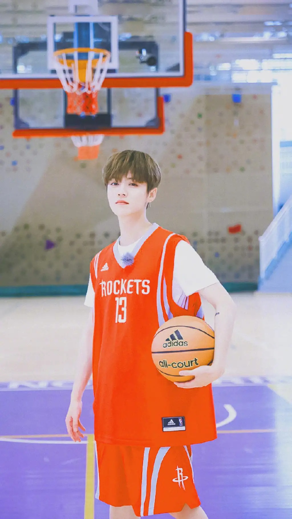 Trùm cuối này phải nhắc đến Lộc Hàm. Với gương mặt 'búng ra sữa' Lộc Hàm khiến hội fan nữ chỉ muốn 'cướp người' mang về nhà. Nhìn nhỏ con vậy thôi nhưng Lộc Hàm lại thành thạo nhiều môn thể thao như cầu lông, bơi lội, bóng bàn và bóng rổ.