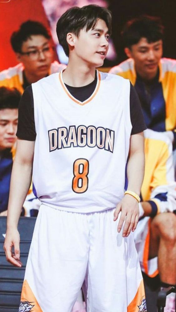Lý Dịch Phong không hổ là một trong những tứ đại lưu lượng của Cbiz khi sở hữu thân hình rắn chắc đặc biệt diện đồng phục chơi bóng rổ càng toát ra sự nam tính khiến fan nữ chỉ muốn 'rụng trứng'.