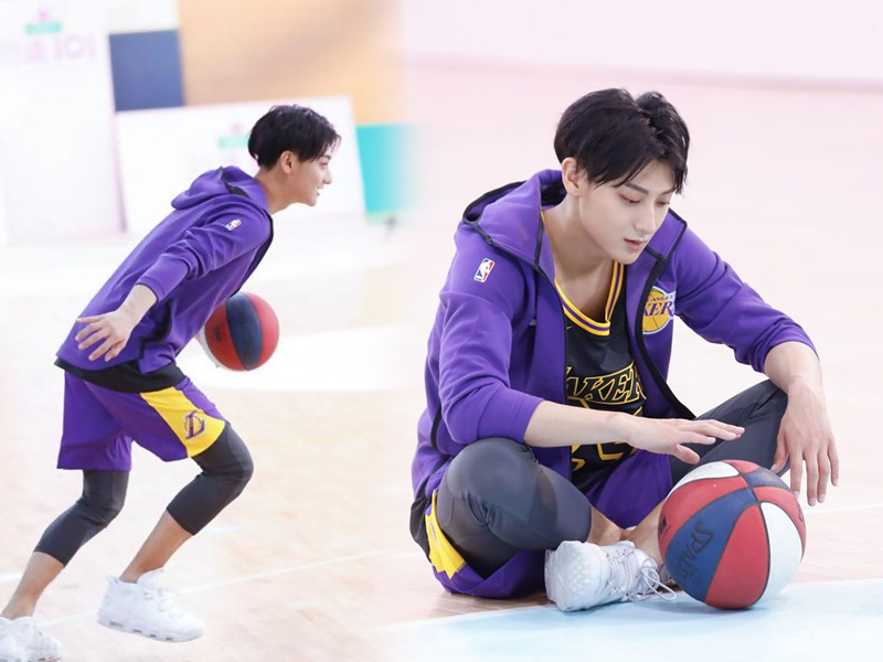 Hoàng Tử Thao cũng nằm trong top những sao nam mặc đồng phục bóng rổ khiến hội chị em ngất ngây.