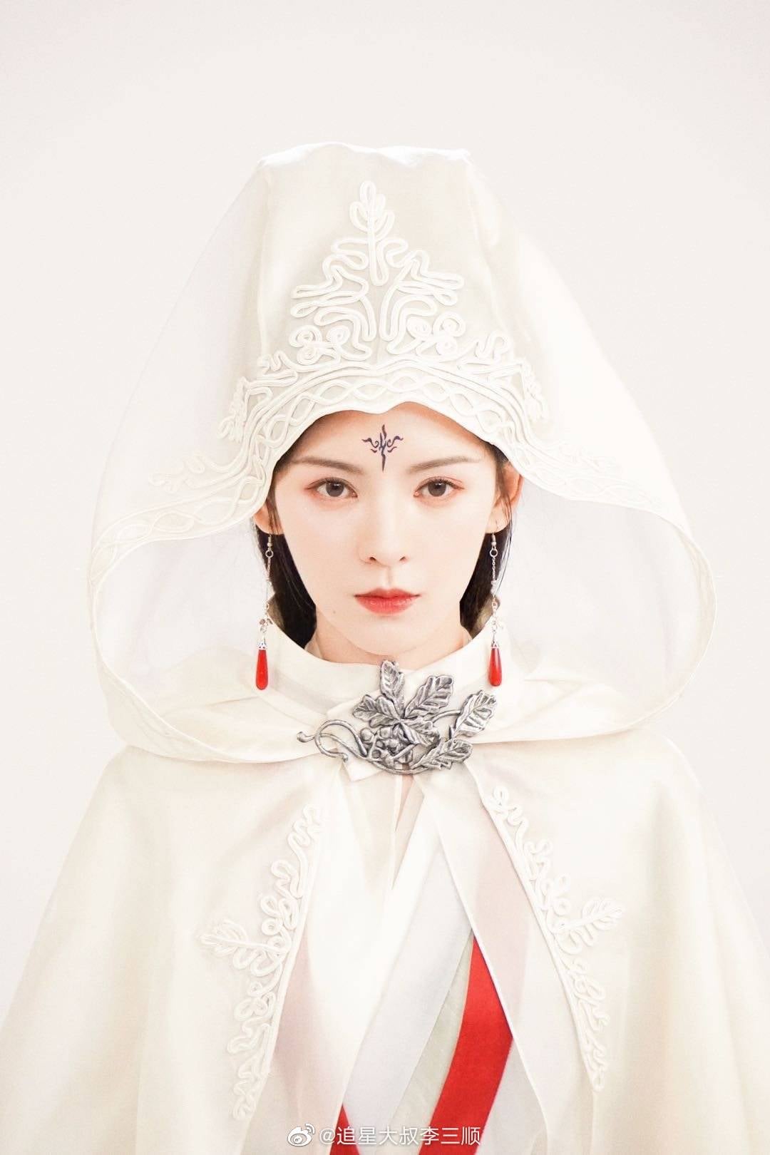 Trương Dư Hi cũng là một trong những mỹ nhân của Cbiz. Chỉ khoác chiếc áo choàng trắng nhẹ nhàng trong 'Thiên thu lệnh', Trương Dư Hi đã gây ấn tượng mạnh với người hâm mộ.