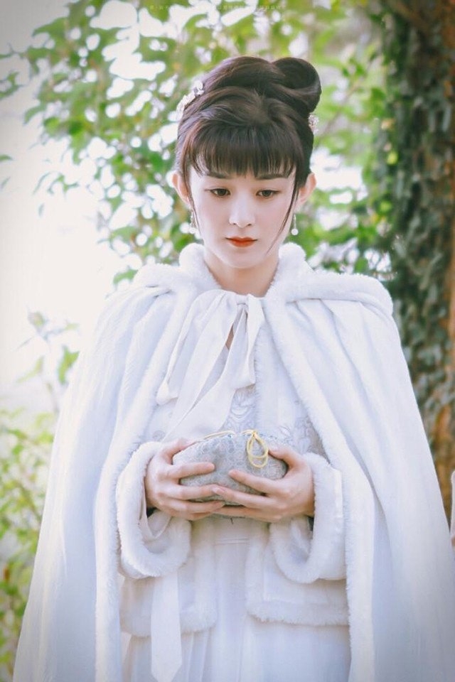 Triệu Lệ Dĩnh vô cùng đáng yêu khi khoác áo choàng lông màu trắng. Không cần trang điểm lộng lẫy, Triệu Lệ Dĩnh trong 'Minh Lan truyện' mang đến một vẻ đẹp trong trẻo dịu dàng khiến người hâm mộ ngất ngây.