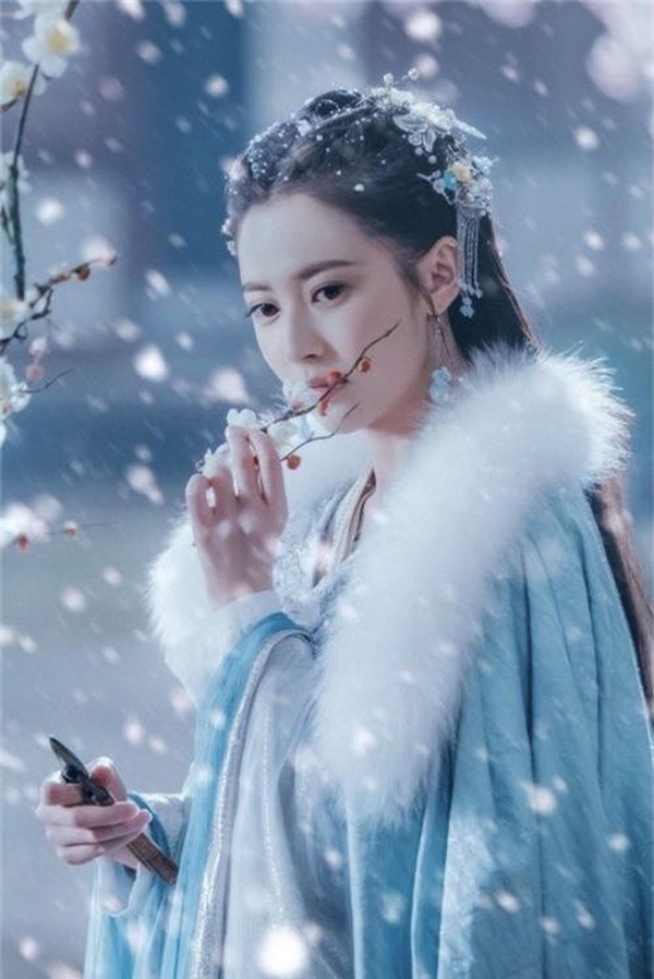 Nhắc đến mỹ nhân Cbiz mặc áo choàng cổ trang thì chắc chắn không thể quên Trần Ngọc Kỳ trong 'Lưỡng Thế Hoan'. Vốn sở hữu nhan sắc xinh đẹp, Trần Ngọc Kỳ khoác áo choàng xanh điểm xuyết lông vũ đứng trong tuyết lạnh lùng tạo nên vẻ đẹp băng cơ, ngọc cốt.