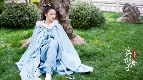 Quan Hiểu Đồng cũng xinh đẹp như tiên tử lạc xuống trần gian. Với chiếc áo choàng màu xanh nhẹ nhàng, 'khuê nữ quốc dân' đốn tim người hâm mộ.