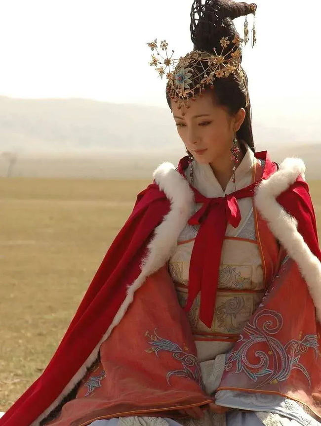 Dương Mịch đóng Vương Chiêu Quân năm 16-25 tuổi. Vốn là tiểu hoa đán xinh đẹp, Dương Mịch cao quý thậm chí còn được người hâm mộ đặt cho danh xứng 'nàng Vương Chiêu Quân đẹp nhất màn ảnh'.