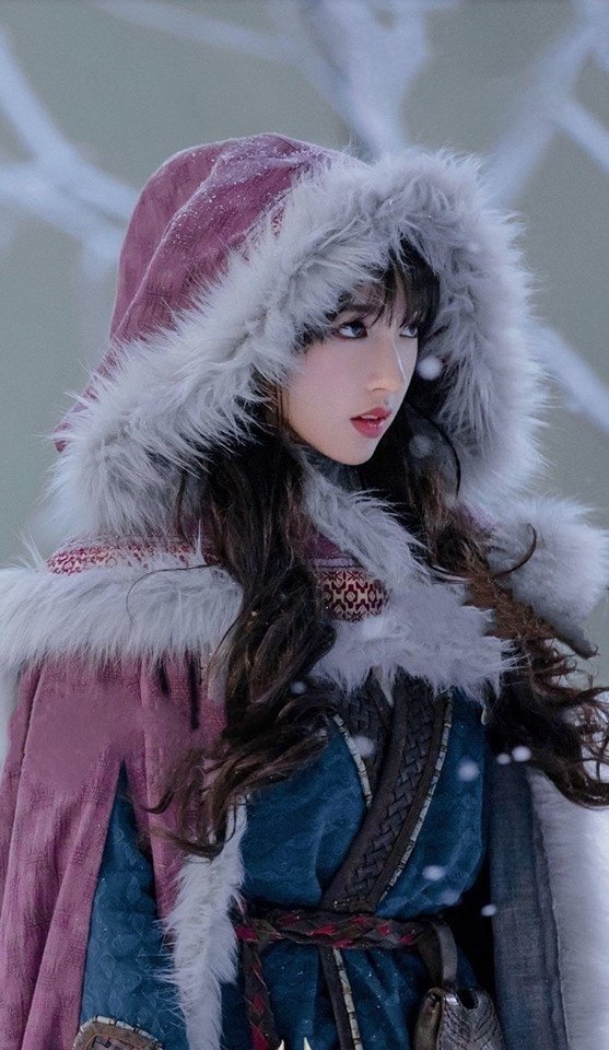 Trùm cuối chắc phải nhắc đến Trình Tiêu. Hóa thân vào mỹ nhân dị tộc cùng chiếc áo choàng lông màu tím, Trình Tiêu giống như cô gái bước ra từ trong tranh.