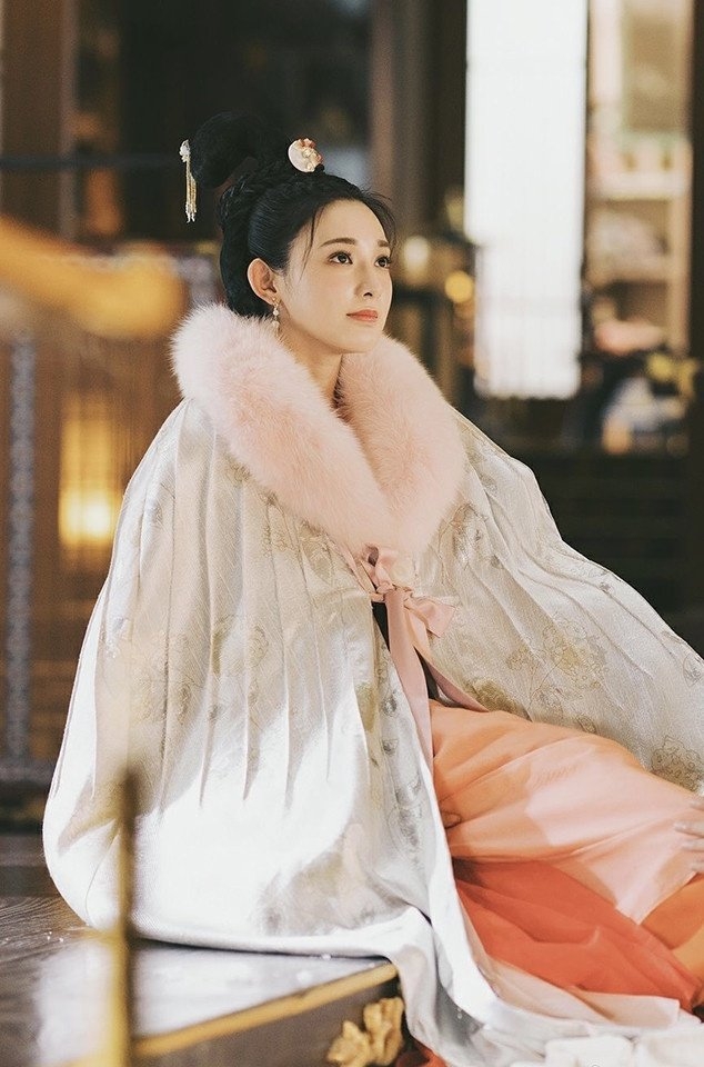 Ngoài những trang phục màu đỏ đầy yêu dã thì Bành Tiểu Nhiễm lại đẹp thanh khiết, cao quý khi diện áo choàng cổ trang trong phim Đông Cung.