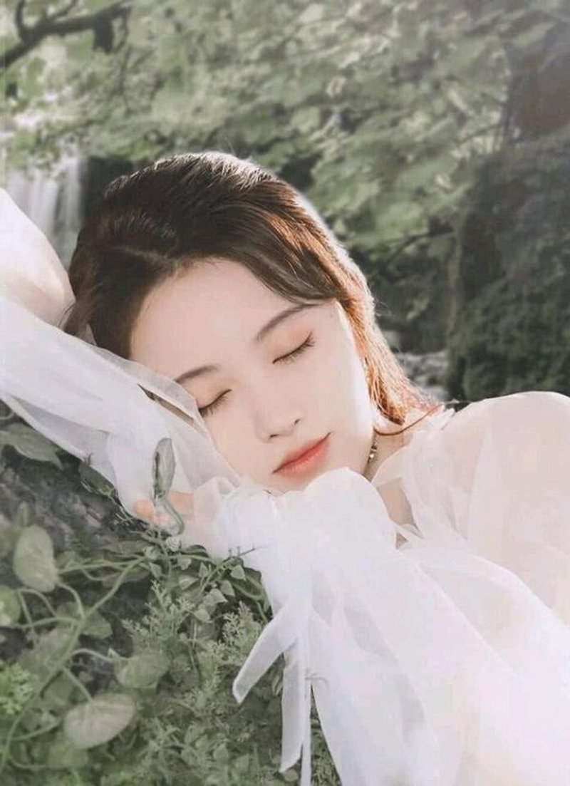 Vốn là mỹ nhân chưa bao giờ tạo hình để bản thân xấu nên Cúc Tịnh Y trong Tân Bạch Nương Tử Truyền Kỳ chắc chắn không thể nào quên. Với vẻ đẹp trong trẻo, Cúc Tịnh Y xinh đẹp và đầy thoát tục.