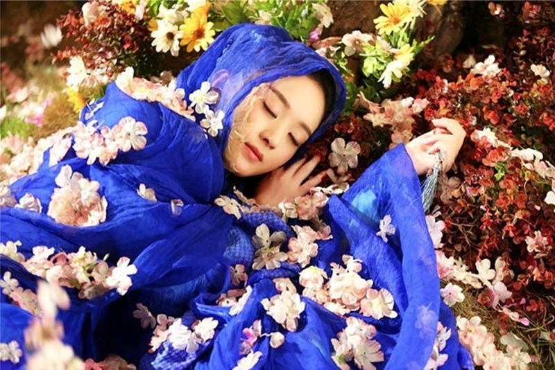 Triệu Lệ Dĩnh như công chúa ngủ giữa rừng hoa. Tạo hình nằm trong 'Hoa THiên Cốt', Triệu Lệ Dĩnh toát lên vẻ thơ ngây và trong trẻo đến lạ lùng.