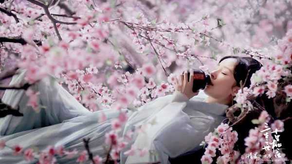 Dương Mịch không hổ là 'thượng thần' khi tạo dáng nằm thôi cũng toát lên khí chất tiên tử trong Tam sinh tam thế, thập lý đào hoa.