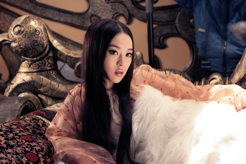 Nhắc đến tạo dáng mỹ nhân nằm thì chắc chắn không thể không nhắc đến nàng 'Tô Đát Kỷ' Hoắc Tư Yến.Đây là một trong những vai diễn cổ trang gây ấn tượng nhất trong Thiên Sư Chung Quỳ. Không ai ngờ đến một cô nàng có vẻ đẹp thanh khiết lại trở nên mị hoặc thế gian đến như thế này.