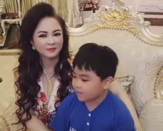 Bà Phương Hằng 'bóc' bí mật giấu kín của một 'đại gia' giữa lúc ồn ào với loạt sao Việt 3 Bà Phương Hằng 'bóc' bí mật giấu kín của một 'đại gia' giữa lúc ồn ào với loạt sao Việt 3