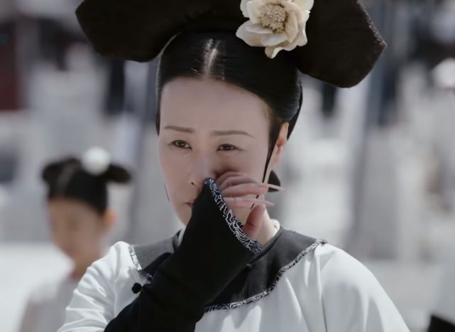 Nữ diễn viên Ô Quân Mai (người thủ vai Thái Hậu trong Như Ý Truyện) cũng xuất hiện trong danh sách sao nữ Cbiz mặc đồ tang trên màn ảnh.