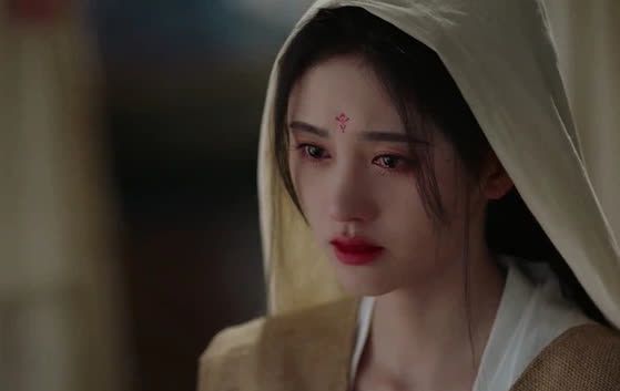 Trùm cuối mặc đồ tang thuộc về Cúc Tịnh Y. Đúng là mỹ nữ 4000 năm của Cbiz không bao giờ chịu làm hình ảnh mình xấu. Đến mặc đồ tang, Cúc Tịnh Y cũng phải trang điểm lồng lộn như đi ăn cưới khiến không ít khán giả khó chịu.