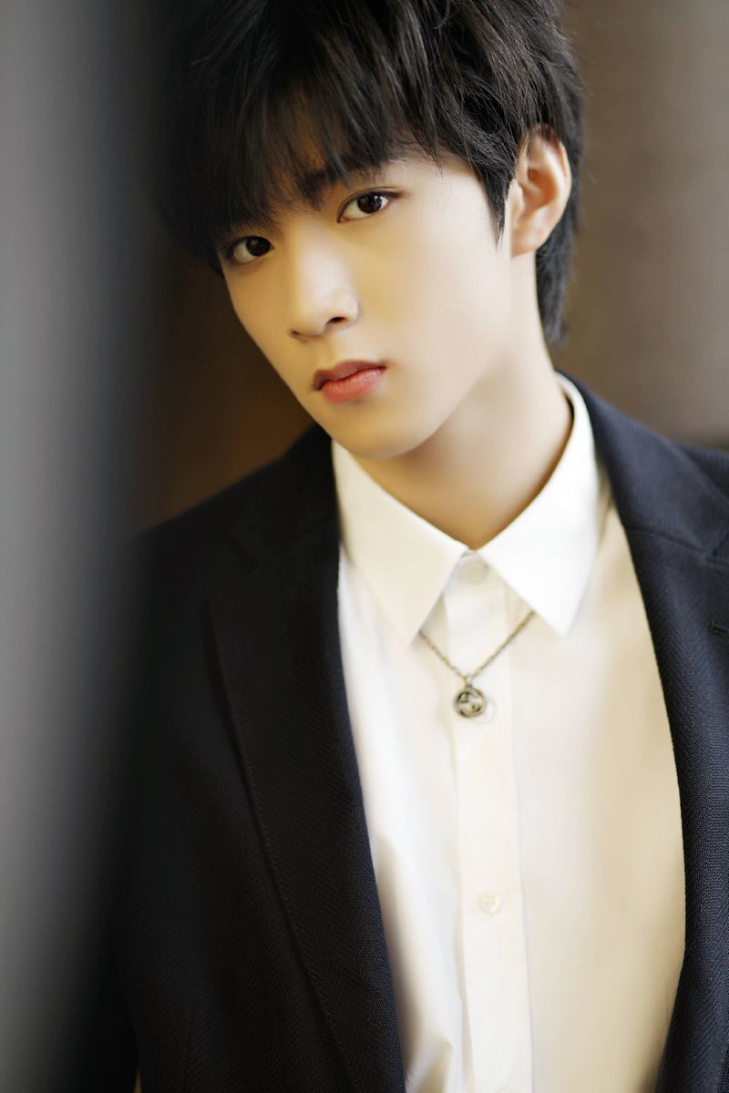 Lưu Diệu Văn cũng là ca sĩ sở hữu chiều cao 1m85.