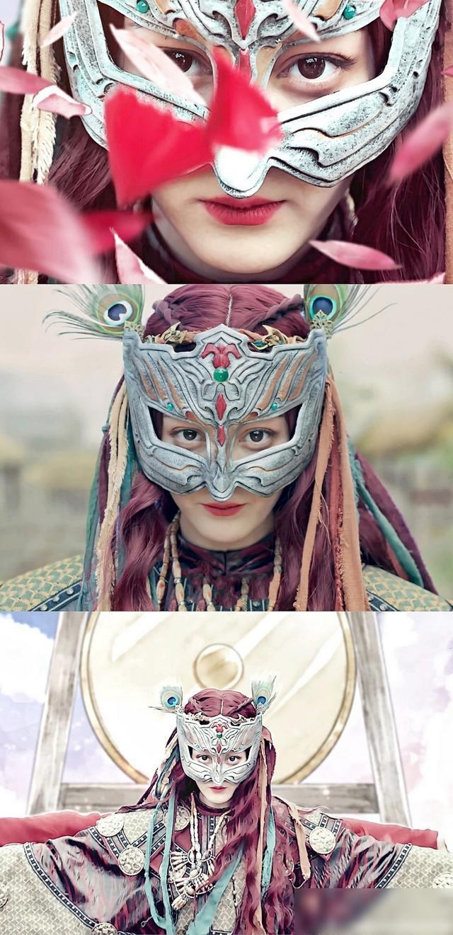 Dù mặt nạ che gần hết gương mặt của Địch Lệ Nhiệt Ba nhưng không người xem vẫn có thể thấy được đối mặt to tròn cùng miệng chúm chím.