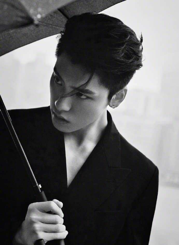 Vương Tử Dị là nam diễn viên điển trai với tạo hình cầm ô vô cùng ngầu.
