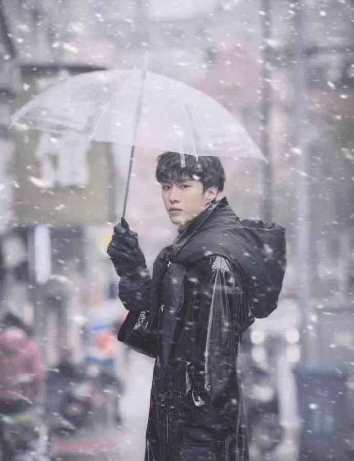 Phạm Thừa Thừa cũng nhận được nhiều lời khen trong khoảnh khắc cầm ô dưới trời tuyết đầy lãng mạn.