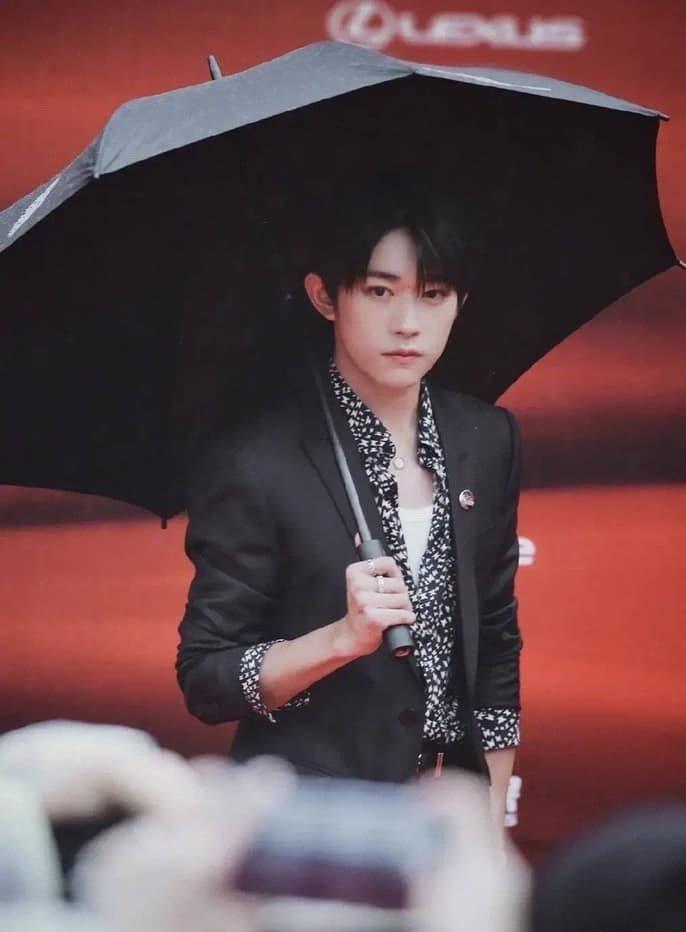 Dịch Dương Thiên Tỷ cũng tạo ra thần thái không hổ là nam thần tạp chí.