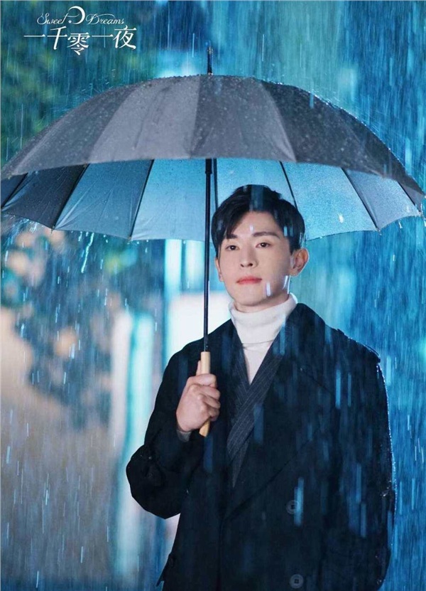 Đặng Luân trong khoảnh khắc cầm ô đứng dưới mưa khiến fan nữ chỉ ước làm nữ chính trong khung cảnh lãng mạn này.
