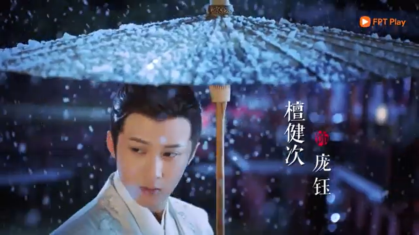 Đàn Kiện Thứ gây mê với khoảnh khắc cầm ô đứng trong trời tuyết trắng.