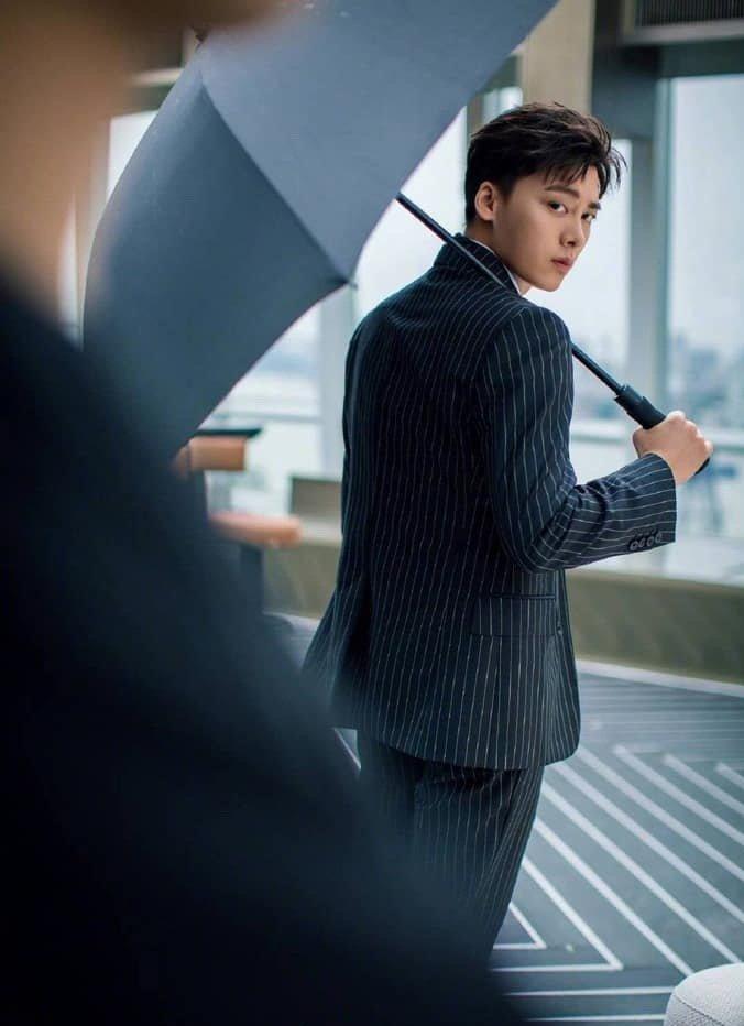 Lý Dịch Phong không chỉ là một trong tứ đại lưu lượng vì nhan sắc điển trai mà khoảnh khắc tùy ý cầm ô cũng khiến fan 'xỉu lên, xỉu xuống'.