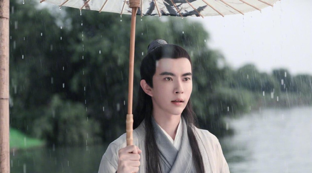 Vu Mông Lung gây ấn tượng với chiếc ô giấy dầu tạo khung cảnh vô cùng nên thơ.