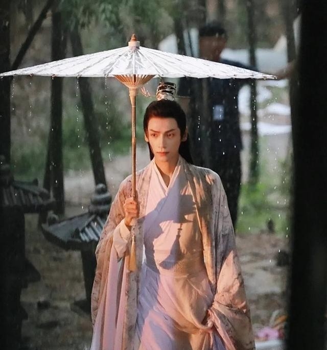 La Vân Hy chuẩn mỹ nam cổ trang của Cbiz với khoảnh khắc cầm ô khiến fan nữ say đắm.