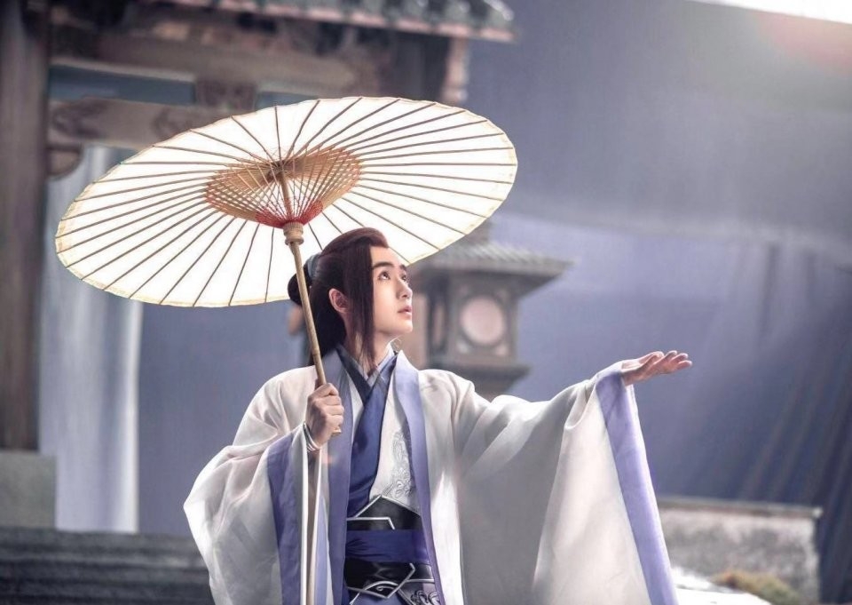 Chu Nhất Long cũng không thể thiếu trong danh sách mỹ nam cầm ô đẹp nhất Cbiz.