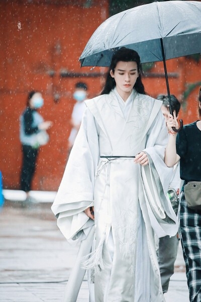 Cung Tuấn cũng là một trong những mỹ nam tử cực phẩm trong phim cổ trang đặc biệt khoảnh khắc dưới ô càng ấn tượng.