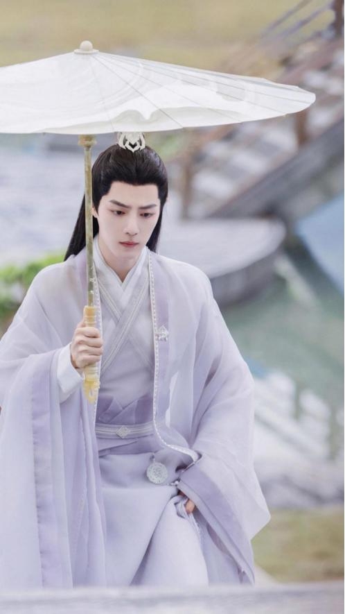 Chắc chắn trùm cuối phải thuộc về Tiêu Chiến. Vốn sở hữu nhan sắc điển trai, Tiêu Chiến cầm ô đúng phong thái của tiên nhân.