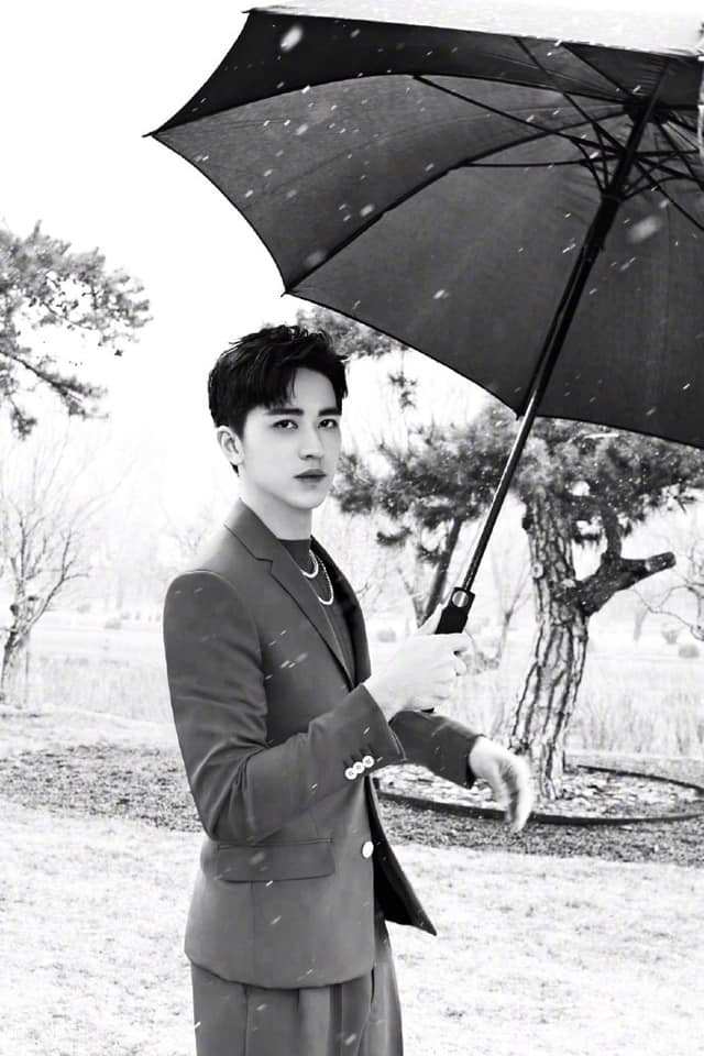 Hứa Ngụy Châu cũng nằm trong danh sách mỹ nam cầm ô đẹp đến mê hồn của Cbiz.